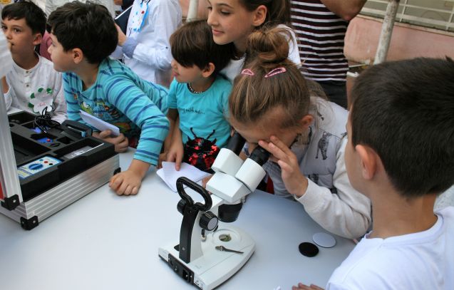 Schoolchildren take over the FiKiBio bus; Photo: GIZ