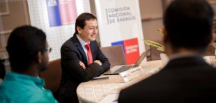 Martín Osorio Campusano from Chile’s Energy Commission shares experiences of promoting grid integration with representatives of organisations from the Dominican Republic; Photo: Victor Santana Photography/GIZ Dominican Republic 