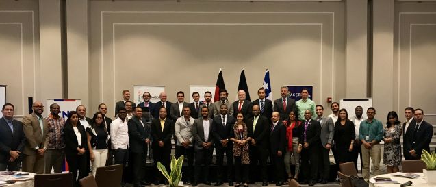 Gruppenfoto der Teilnehmer der Veranstaltung aus Chile und der Dominikanischen Republik; Foto: Victor Santana Photography/ GIZ Dom.Rep.