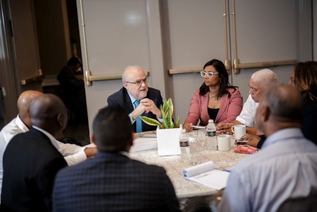 Carlos Finat from the Chilean renewable energy association ACERA shares experiences with representatives of UERS, the organisation in the Dominican Republic promoting rural and suburban electrification; Photo: Rainer Schröer, GIZ Chile