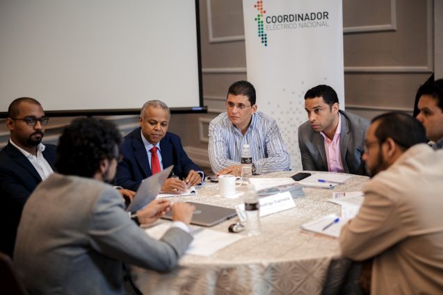 Rodrigo Espinoza from Chile’s national transmission company CEN talks to representatives of the supervisory body for the energy sector in the Dominican Republic (SIE) and of the country’s national transmission company (ETED); Photo: Victor Santana Photography/GIZ Dominican Republic