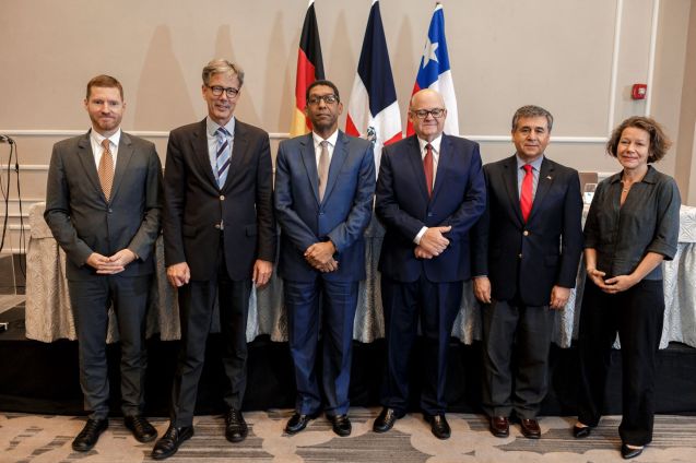 Gruppenfoto (v.l.): Clemens Findeisen (Direktor des Projekts Energiewende in der Dominikanischen Republik), Dr. Volker Pellet (Deutscher Botschafter), Inocencio García Javier (Vizeminister für Internationale Zusammenarbeit), Oscar de la Masa (Direktor der Abteilung für Erneuerbare Energien im Ministerium für Energie und Bergbau), Romilio Gutiérrez Pino (Chilenischer Botschafter), Verena Blickwede (Direktorin des GIZ Regionalbüros Karibik) ; Foto: Victor Santana Photography/ GIZ Dom.Rep. 