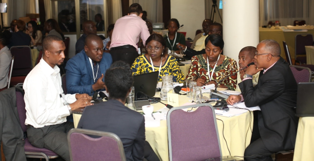 Gesprächsrunde zum Thema REDD Safeguards. Foto: SNV