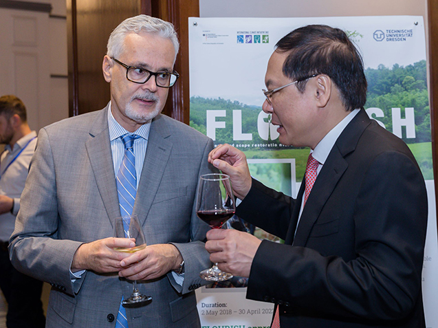 Dr. Guido Hildner, Botschafter der Bundesrepublik Deutschland in Vietnam, und Le Cong Thanh, Vize-Minister des vietnamesischen Umweltministeriums, auf dem IKI Empfang. Foto GIZ Vietnam