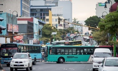 Schlange von Bussen auf einer viel befahrenen Straße; Foto: Pablo Cambronero/GIZ