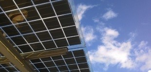 Solaranlage als emissionsarmer Energieträger; Foto: Asia Chang / Unsplash