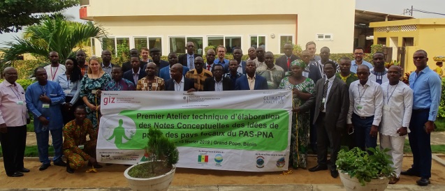The participants of the five-day writing workshop lined up for the ‘Photo de Famille’; Photo: GIZ