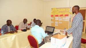 Divided into small groups, participants work out the different parts of the GCF financing application; Photo: GIZ