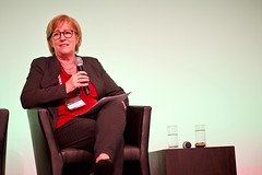 Christiane Paulus, BMU, spricht im Plenum des GLF Bonn 2019 über die Dekade der Ökosystem-Wiederherstellung; Foto: Pilar Valbuena/GLF