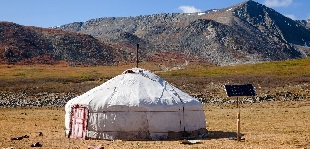 Jurte in der Mongolei mit Solarpanel zur emissionsarmen Energiegewinnung; Foto: naumoid/iStock