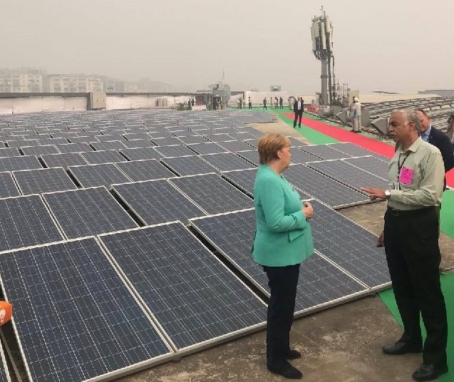 Angela Merkel talking to Mr Manuj Singhal, Chief Engineer at Delhi Metro Rail Corporation (DMRC); Photo: GIZ India