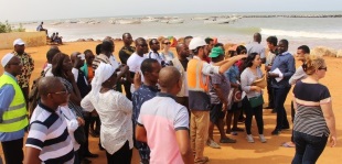 During the field visit, NAP Forum participants learned more about a project to protect the coast from erosion in the Saly region of Senegal; Photo: GIZ/Sönke Marahrens