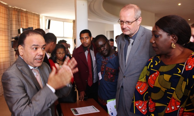 Nach der Eröffnung des Forums besuchten der deutsche Botschafter Stephan Röken und die Vertreterin des senegalesischen Umweltministeriums Gogo Banel Ndiaye Stände der verschiedenen Delegationen und lassen sich deren Fortschritte im NAP-Prozess erklären; Fo