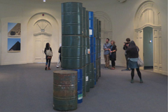 Kunstwerk von Michael Saup; die ausgestellte Menge Öl entspricht dem Energieverbrauch, der durch eine Millionen Downloads des Trailers 'Avatar' erzeugt wird. Foto: Goethe-Institut/Carola Dürr.