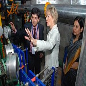 Ein Mann und zwei Frauen betrachten eine Maschine