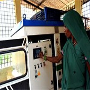 Dorfbewohnerin bedient elektrische Mühle