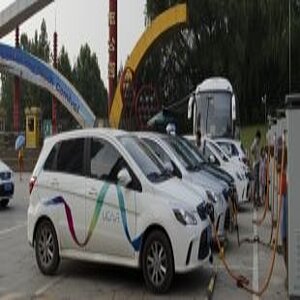 Mehrere kleine Elektroautos an einer Ladestation in China