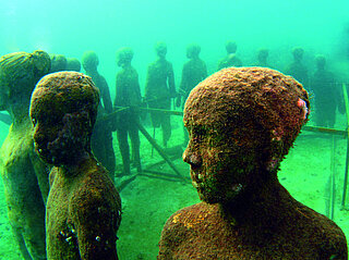 Figuren unter Wasser