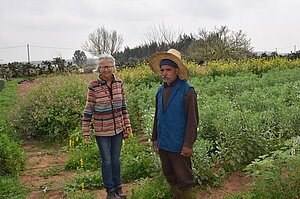 Stefanie Christmann und ein marokkanischer Landwirt auf seinem ersten FAP-Feld. Foto: Patrick Lhomme
