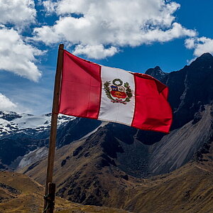  Flagge von Peru vor Bergpanorama t