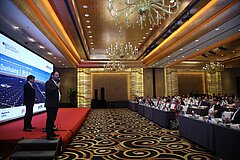 Lebhafte Diskussion zwischen Publikum und Herrn Dr. Bofinger, Experte des Fraunhofer IWES, zu Dunhuangs Energiekonzept; Foto: GIZ China