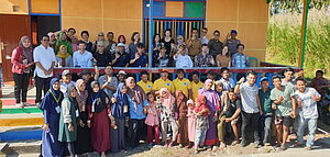 Bezirksbürgermeister (sitzend, vierter von rechts) und Gemeindevertreterinnen und -vertreter aus Kolono Bay in der indonesischen Provinz Südost-Sulawesi beim Besuch einer BMU-Delegation; Foto: Rare