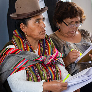 Peruanische Frauen während einer Vorabkonsultation