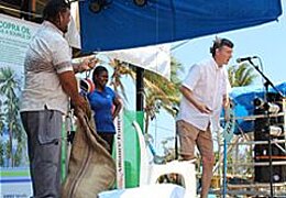 Drei Personen auf Bühne