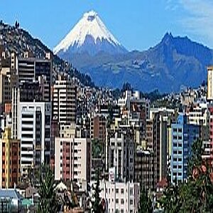 Blick auf Quito mit Häusern und dahinter Berg Cotopaxi