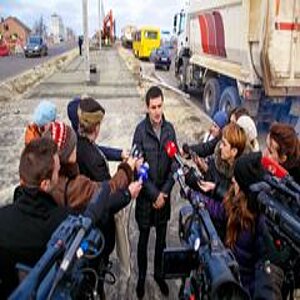 Pressekonferenz auf einer Baustelle