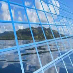 Zwei Arbeiter mit Schutzhelömen stehen auf einer Solardachanlage und säubern sie mit Wasser und Wischer.