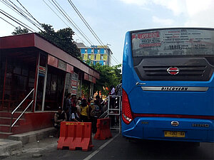 An der kleinen Haltestelle des BRT Trans Semarang drängen sich Fahrgäste, die ein- oder aussteigen wollen. (Foto: ITDP Indonesien)