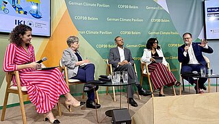 Fünf Personen auf einer Podiumsdiskussion 