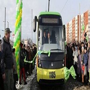 Neue geschmückte Straßenbahn und Menschenmenge