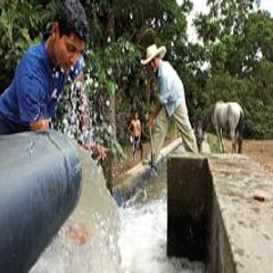 Rice farmer maintain an irrigation system in Piura. 
Edwin Mansilla and Eulogio Huamán. 