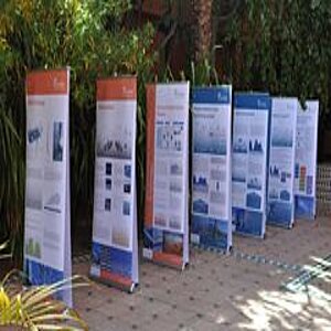 Mehrere Textaufsteller in einer Reihe 