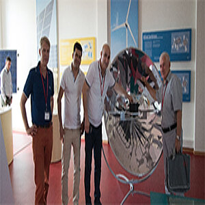 The delegation from Azerbaijan looking at a solar cooker at the New Energy Forum Feldheim; Photo: Udo Heitmann