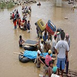 Menschen transportieren ihr Hab und Gut über einen Fluss 