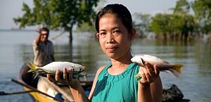 Female inhabitant of Kolono Bay with yields from fishing; Photo: Raret