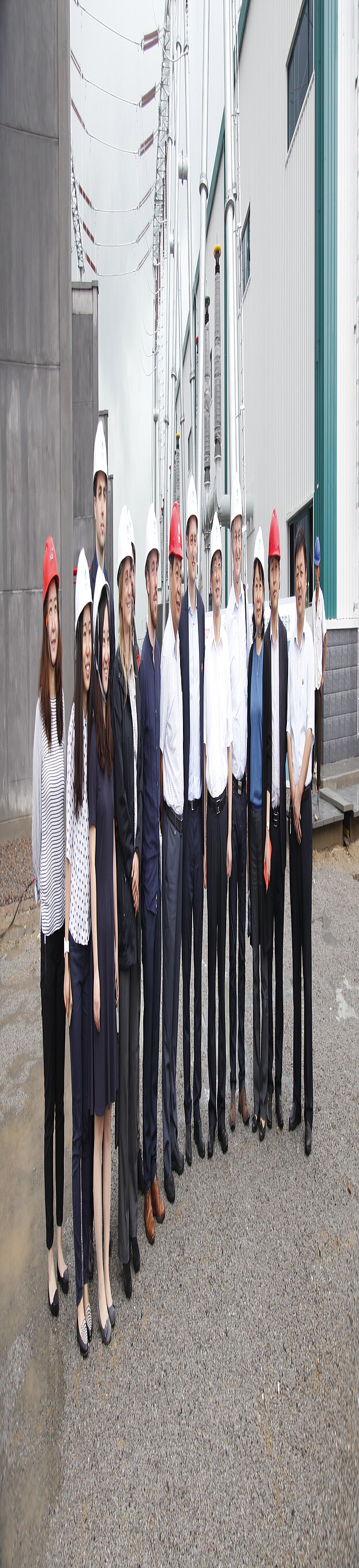 Project partners from BMUB, GIZ, CNREC and Fraunhofer with representatives of the city in front of a new 200 MW substation to be connected to a solar farm in Xintai. Photo: city of Xintai