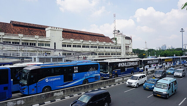 TransJakarta-Busse und Minibusse verkehren unkoordiniert nebeneinander. (Foto: ITDP Indonesien)