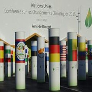Säulen mit Nationalfahnen vor dem COP 21 Gelände in Paris
