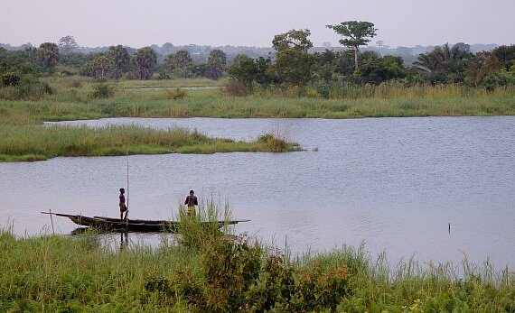 Zwei Fischer stehen in ihrem kleinen Holzboot auf dem See von Afito in Togo. Foto: GIZ