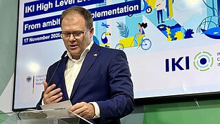 Ein Mann hält eine Rede