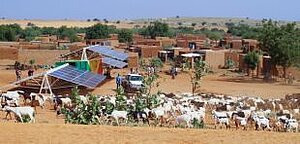 Mit Solartainer haben die Bewohner von Amaloul Nomade Zugang zu sauberem Strom; Foto: Africa GreenTec
t