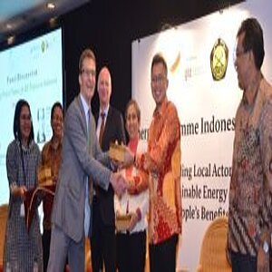 Dr. Rudolf Rauch (Direktor des von der GIZ unterstützten Programms zur Förderung erneuerbarer Energien in der ASEAN-Region)  überreicht Herrn Edi Setijawan (Direktor für nachhaltige Finanzierungsmechanismen der indonesischen Finanzaufsicht) ein kleines Dankeschön am Ende der Panel-Diskussion. 