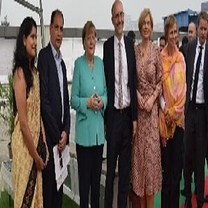Die Deutsche Delegation um Angela Merkel besucht das IKI-Projekt "ComSolar"; Foto: GIZ Indien