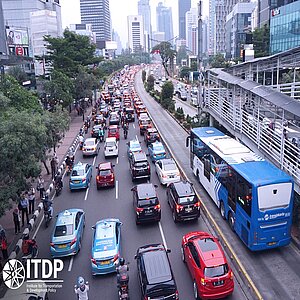 Dichter Verkehr auf einer Straße in Jakarta in Indonesien