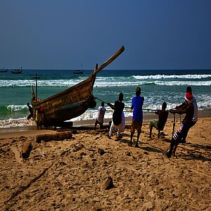 Fischer ziehen Boot an den Strand