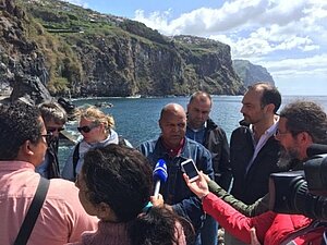Dr. Antonio Barradas, Direktor für Meeresangelegenheiten im angolanischen Ministerium für Fischerei und Meeresangelegenheiten im Gespräch mit Medienvertretern auf Madeira; Foto: GIZ